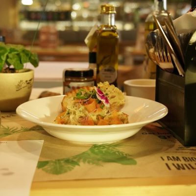 découvrez notre recette savoureuse de gâteau au parmesan et courgettes, parfait pour une entrée gourmande ou un accompagnement original.